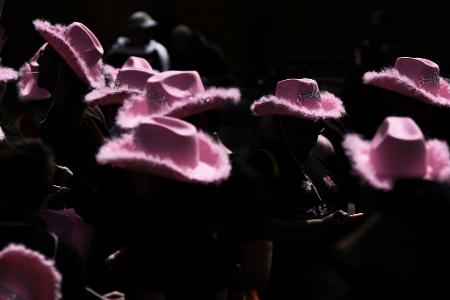 Feiernde tragen rosa Hüte während der jährlichen Pride-Parade in Kolumbien anlässlich des Pride-Monats.