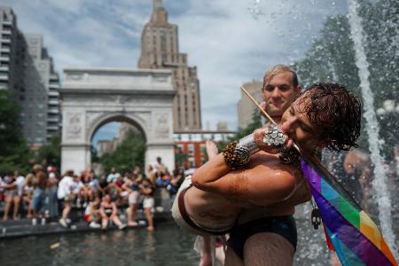 Ein Paar im Brunnen des Washington Square Park in New York nach dem NYC Pride March.