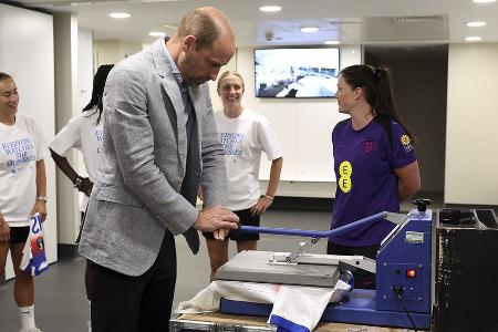Prinz William stattet Englands Fußballerinnen einen Besuch ab Prinz William stattet Englands Fußballerinnen einen Besuch ab