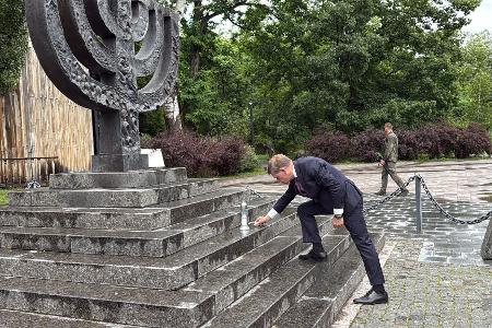Außenminister Johann Wadephul (CDU) stellt in der Holocaust-Gedenkstätte Babyn Jar eine Kerze ab und legt einen Stein nieder.