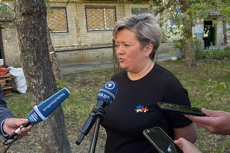 Die Wohnung einer Mitarbeiterin der deutschen Botschaft in Kiew wurde bei den Raketenangriff am 17. Juni durch die Druckwelle beschädigt.