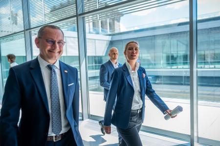 Die AfD-Chefs Tino Chrupalla (l.) und Alice Weidel können sich über einen spürbaren Anstieg ihrer Monatseinkünfte freuen. (Archivbild)