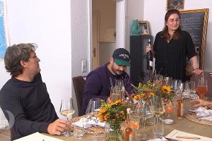 "Das perfekte Dinner": Weinkenner irritiert Gäste mit "Superhero"-Auftritt