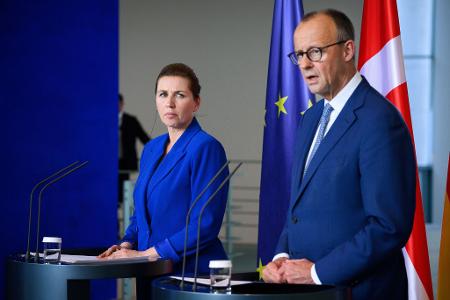 Dänemarks Ministerpräsidentin Mette Frederiksen, hier jüngst nach einem Gespräch mit Kanzler Merz. (Archivbild)