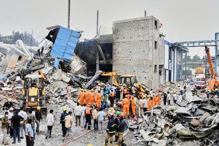 Rettungskräfte suchen nach einer Explosion und einem Brand in einer Pharmafabrik in einem Industriegebiet in der Nähe von Hyderabad nach Überlebenden. (Foto Archiv) Rettungskräfte suchen nach einer Explosion und einem Brand in einer Pharmafabrik in einem Industriegebiet in der Nähe von Hyderabad nach Überlebenden. (Foto Archiv)