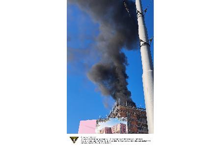 Einsatzkräfte der Feuerwehr München bei einem Brand auf einer Baustelle.