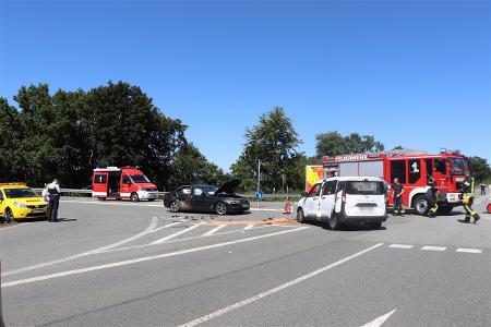 Glücklicherweise erlitten beide Fahrer nur leichte Verletzungen. Glücklicherweise erlitten beide Fahrer nur leichte Verletzungen.