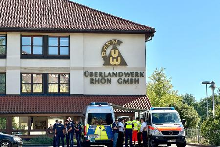 Messer-Angriff auf Kollegen - Eine Tote, zwei Verletzte