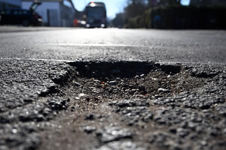 Viele Straßen im Land sind sanierungsbedürftig (Symbolbild)