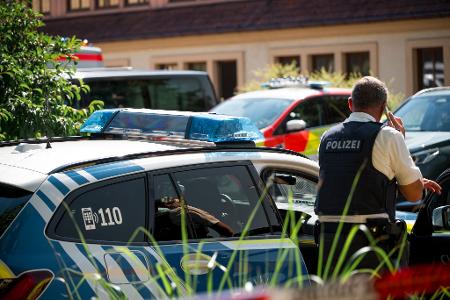 Zahlreiche Kräfte von Polizei und Rettungsdienst rückten aus.