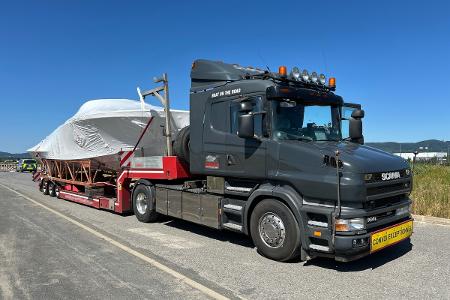 Großraumtransport mit Luxusjacht auf Autobahn gestoppt: Fahrzeug musste wegen erheblichen Mängeln stehen bleiben Großraumtransport mit Luxusjacht auf Autobahn gestoppt: Fahrzeug musste wegen erheblichen Mängeln stehen bleiben