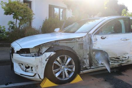 Der Volvo wurde beim Verkehrsunfall stark beschädigt.
Foto: Polizei Minden-Lübbecke Der Volvo wurde beim Verkehrsunfall stark beschädigt.
Foto: Polizei Minden-Lübbecke