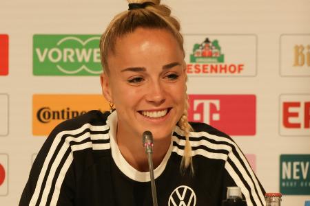 DFB-Frauen singen mit Petry DFB-Frauen singen mit Petry