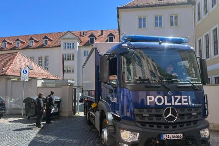 Gegen Mittag rückten weitere Ermittler mit einem Lastwagen an.