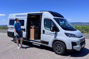 Bus mit viel Stauraum dank elektrischem Hubbett