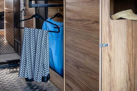 Karmann, Dexter, Schrank
