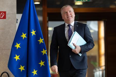 Nicht ein einziger Euro solle nach Meinung der EU-Kommission in Länder fließen, in denen die Rechtsstaatlichkeit nicht respektiert wird, sagt EU-Kommissar Michael McGrath. (Archivbild) Nicht ein einziger Euro solle nach Meinung der EU-Kommission in Länder fließen, in denen die Rechtsstaatlichkeit nicht respektiert wird, sagt EU-Kommissar Michael McGrath. (Archivbild)