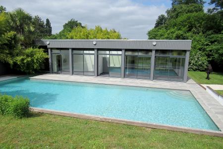 In dem Poolhaus soll Lagerfeld seine einzige Nacht in Louveciennes verbracht haben.