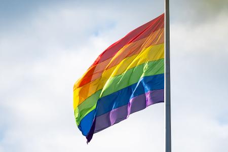 Bundeskanzler Merz möchte die Regenbogenflagge am Bundestag nur an einem Tag gehisst sehen. (Archivbild) Bundeskanzler Merz möchte die Regenbogenflagge am Bundestag nur an einem Tag gehisst sehen. (Archivbild)