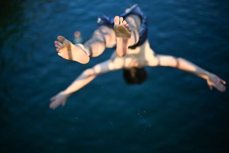 Sprung ins kühle Nass: Ein Mann springt bei Hitze in Zürich von einer Brücke in den Fluss Limmat.