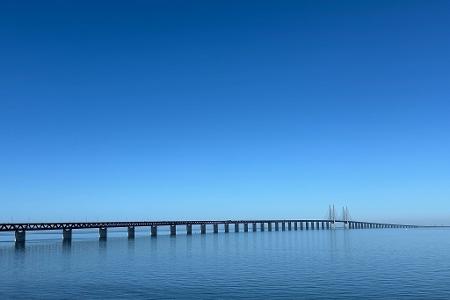 Die Öresundbrücke. Die Brücke verbindet die beiden skandinavischen Länder seit nunmehr 25 Jahren zwischen dem südschwedischen Malmö und der dänischen Hauptstadt Kopenhagen.