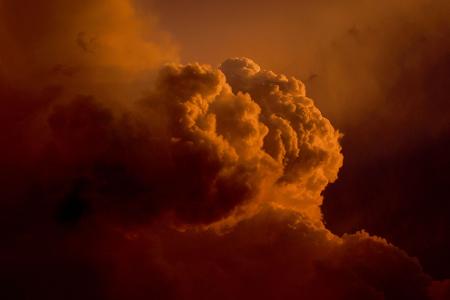 Gewitterwolken türmen sich über Kaufbeuren im Licht der Abendsonne.