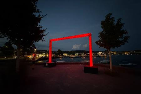 Ein großes rotes Tor, das Teil des Lichtkunstprojekts 