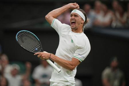 Alexander Zverev reagiert nach dem zweiten Satz in der 1. Runde in Wimbledon.