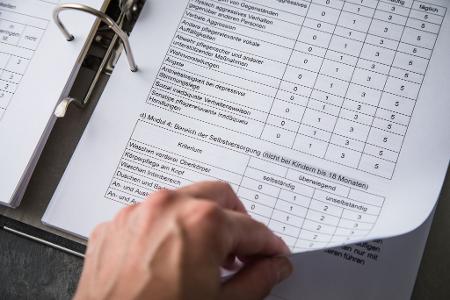 Bei der Pflegebegutachtung werden sechs Lebensbereiche abgeklopft - von der Mobilität bis zur Selbstversorgung.