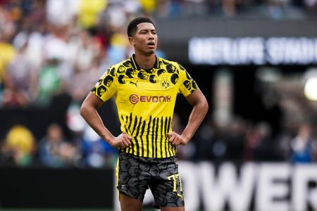 Jobe Bellingham (bis 55.) - Note: 4,5 - Bot ein paar gute Laufwege an, um die Gegenspieler zu binden. Hätte Mitte der ersten Halbzeit mit dem Querpass auf Guirassy dann fast das 3:0 eingeleitet. War insgesamt aber deutlich weniger ins Dortmunder Spiel involviert als zuletzt. Brachte nur 14 Zuspiele an. Ist nach einer unnötigen Gelben Karte nun auch noch gegen Real gesperrt. Das Bruder-Duell mit Jude fällt also aus.