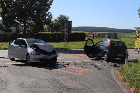 Die beiden Fahrzeuge waren nicht mehr fahrbereit und wurden abgeschleppt. Die beiden Fahrzeuge waren nicht mehr fahrbereit und wurden abgeschleppt.