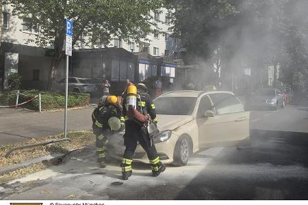 Einsatzkräfte der Feuerwehr München beim Brand eines Taxis. Einsatzkräfte der Feuerwehr München beim Brand eines Taxis.