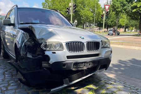 Beschädigter SUV nach Anstoß gegen Ampelmast Beschädigter SUV nach Anstoß gegen Ampelmast