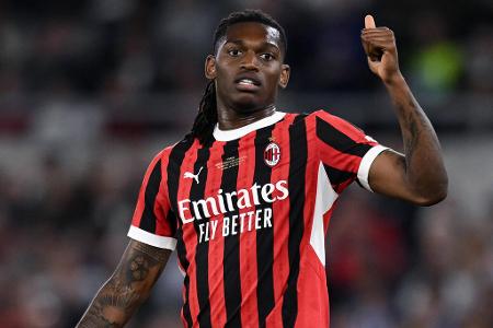 ANGRIFF: Rafael Leao (AC Mailand) - Auch mit Milan-Superstar Rafael Leao gilt laut Transfer-Guru Fabrizio Romano als Münchner Top-Transferziel. Auch mit dem Portugiesen gab es Austausch. Knackpunkt könnte die Ablöseforderung der Italiener sein, die angeblich zwischen 80 und 100 Millionen Euro fordern. Zudem soll sich die Münchner Klub-Führung uneinig sein.