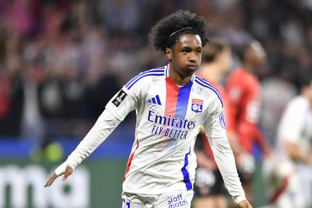 ANGRIFF: Malick Fofana (Olympique Lyon) - Ein neuer Name auf der Münchner Liste soll Malick Fofana sein. Der Belgier steht bei Olympique Lyon unter Vertrag. Weil der Klub kurz vor einem Zwangsabstieg steht, will Fofana wechseln. Transferexperte Fabrizio Romano brachte zuletzt den FC Bayern ins Spiel, allerdings sollen auch zahlreiche weitere Top-Klubs den 20-Jährigen auf dem Zettel haben.