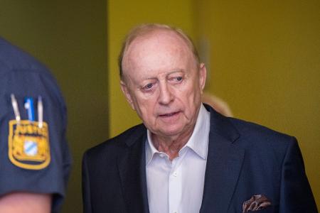 Schuhbeck betritt am dritten Verhandlungstag den Gerichtssaal.