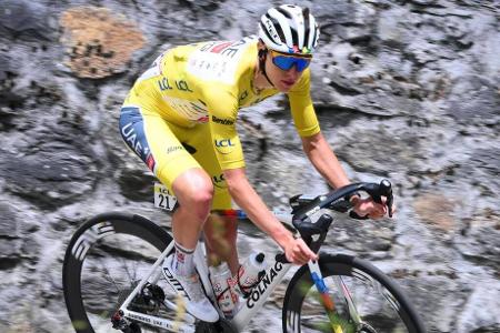 TADEJ POGACAR - DER ALLESFRESSER - Wo soll das alles noch hinführen? Der Slowene hat Siege gefeiert, die für drei Weltkarrieren reichen. Im Vorjahr gewann er die Tour de France zum dritten Mal, wurde Weltmeister und Giro-Sieger, mittlerweile hat er bei neun Monumenten triumphiert. Und dabei wird gerne vergessen, dass der Wunderknabe erst 26 ist. 'Pogi' ist der Tour-Topfavorit, das unterstrich er bei seinem Dauphiné-Sieg im Juni.