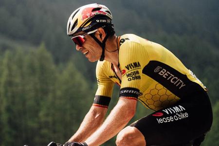 WOUT VAN AERT - DAS ZWEIRAD-EINHORN - Jemand wie van Aert ist im modernen Radsport eigentlich nicht vorgesehen. Mit 1,90 m und 78 kg besitzt der Belgier die Statur eines Sprinters, aber die Qualität eines Bergfahrers und das Können eines Rundfahrers, den Motor eines Zeitfahrers und das Herz eines Edelhelfers. Van Aert kann die Tour nicht selbst, aber seinem Team gewinnen.