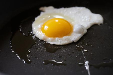 Der Erzieher will darauf aufmerksam machen, wie schlecht das Gelände seiner Mittelschule für Hitze gemacht ist. (Symbolbild)