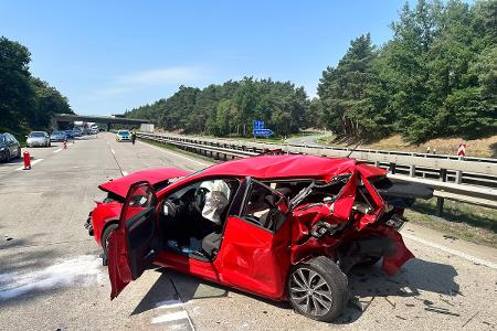 Skoda, in dem der Fahrer leicht und die Beifahrerin schwer verletzt wurden Skoda, in dem der Fahrer leicht und die Beifahrerin schwer verletzt wurden