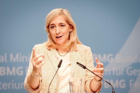 Nach Plänen von Ministerin Warken soll das Lachgasverbot noch in diesem Jahr greifen. 