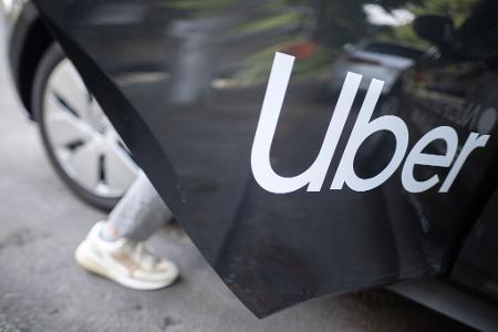 Mietwagenplattform wie Uber und Co. können die Fahrpreise je nach Nachfrage selbst gestalten. (Archivbild)