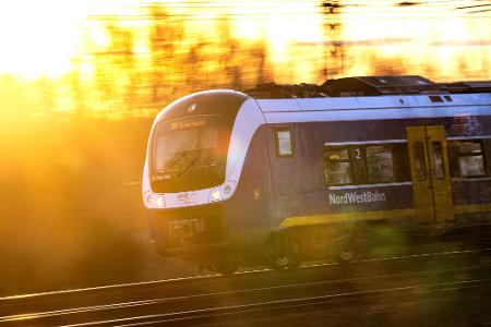 Einige Fahrgäste wählten laut der Bundespolizei den Notruf, nachdem der Zug infolge eines Defekts auf freier Strecke stoppen musste. (Symbolbild)