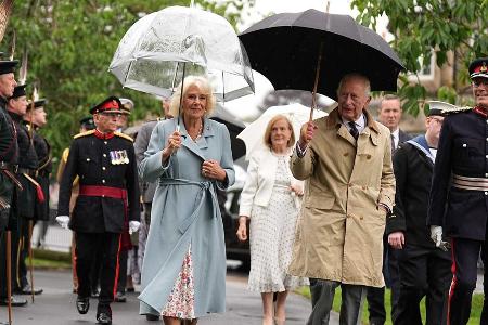 König Charles und Camilla: Gute Laune im schottischen Regenwetter König Charles und Camilla: Gute Laune im schottischen Regenwetter