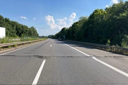 Auf der A5, zwischen Zwingenberg und Bensheim, in Fahrtrichtung Süden, hat sich die Fahrbahndecke gehoben.