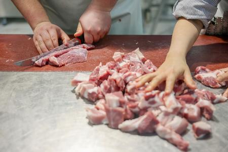 Bakteriell verunreinigtes Fleisch aus mehreren Metzgereien in Nordfrankreich hat eine Krankheitsserie mit 29 betroffenen Kindern und einem Todesfall ausgelöst. (Symbolbild)