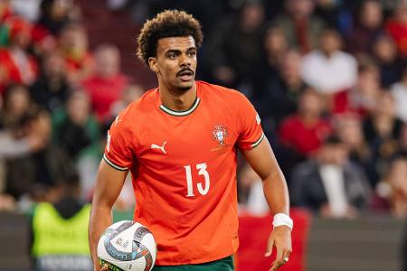 ABWEHR: Renato Veiga (FC Chelsea) - Wie Transfer-Insider Fabrizio Romano berichtet, beschäftige sich der FC Bayern mit Renato Veiga vom FC Chelsea. Der 21-Jährige stünde demzufolge auf einer Liste von vier Optionen für die Innenverteidigung. Weitere Namen nennt der italienische Journalist in diesem Zusammenhang nicht.