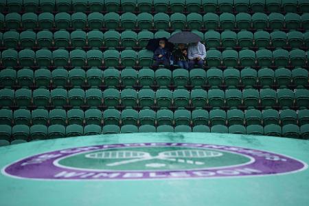 Am dritten Tag der Wimbledon Tennis Championships bleiben die Plätze bei Regen bedeckt.