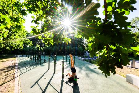 Wenn andere noch schlafen, trainiert Hobbysportler Emi bereits in der Morgensonne an den Outdoor-Geräten des Olympiastützpunkts Niedersachsen in Hannover.