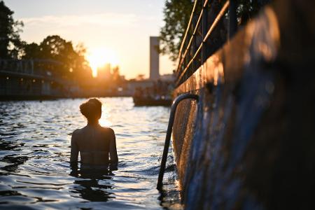 Tanja steht im Fluss Limmat in Zürich und genießt die Erfrischung.